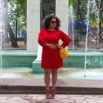 Look curvy vistiendo vestido rojo de Violeta by Mango